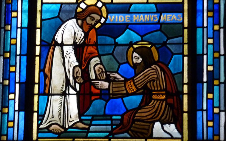 Jesus and St. Thomas with the words of Jesus in Latin, "See my hands," on a stained-glass window in Notre-Dame-du-Rosaire Church in Saint-Ouen, France (Wikimedia Commons/GFreihalter)