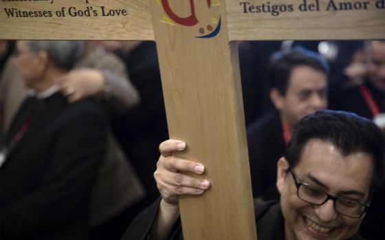 A delegate carries holds the encuentro cross Sept. 20 prior to the start of the Fifth National Encuentro, or V Encuentro, in Grapevine, Texas. (CNS/Tyler Orsburn)