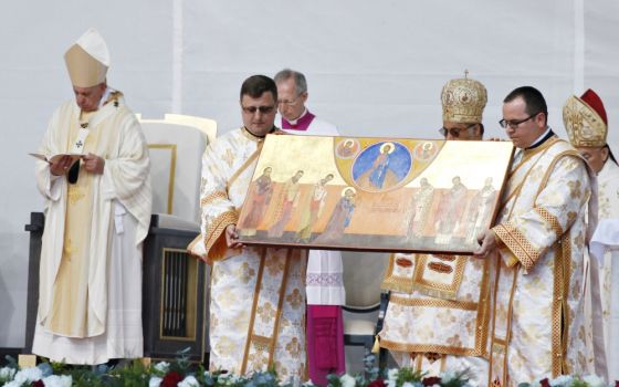 Clergy carry an icon of seven martyred bishops of the Eastern-rite Romanian Catholic Church as Pope celebrates a Divine Liturgy and the beatification of the seven bishops in Blaj, Romania, June 2. (CNS/Paul Haring)