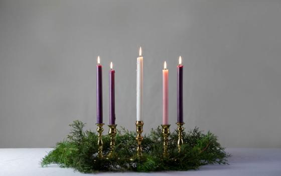An advent wreath with all candles lit. (Unsplash/KaLisa Veer)