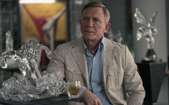 Daniel Craig as Detective Benoit Blanc in "Glass Onion: A Knives Out Mystery" (Netflix/John Wilson© 2022)