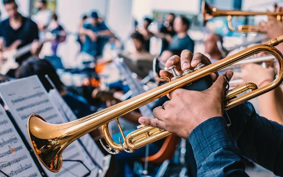 A group playing music (Unsplash/Bruno Justo Pego)