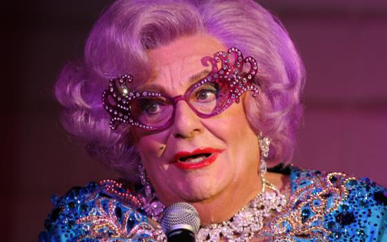 Dame Edna in 2012 (Wikimedia Commons/Eva Rinaldi)