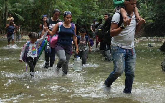 Una migrante venezolana y su hijo comienzan la caminata por el Tapòn del Darién el domingo 30 de abril de 2022. La travesía por la selva virgen dura de dos a tres días. 