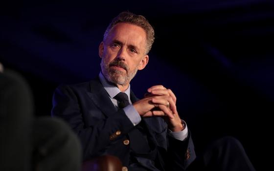 Jordan Peterson speaking with attendees at the 2018 Young Women's Leadership Summit hosted by Turning Point USA at the Hyatt Regency DFW Hotel in Dallas, Texas. (Wikimedia Commons/Gage Skidmore/CC BY-SA 2.0)