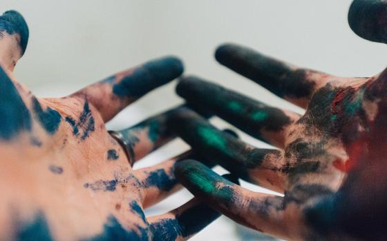 Hands covered in paint (Unsplash/Amauri Mejía)