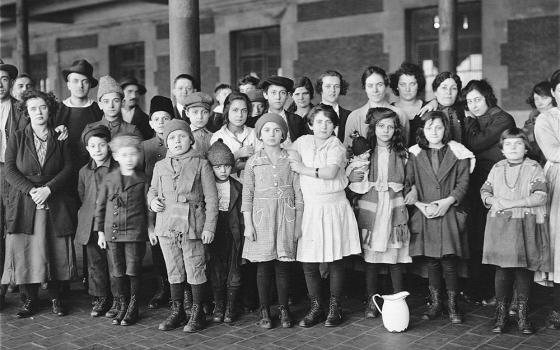 Immigrant children at Ellis Island in New York, 1908 (Wikimedia Commons/National Archives)