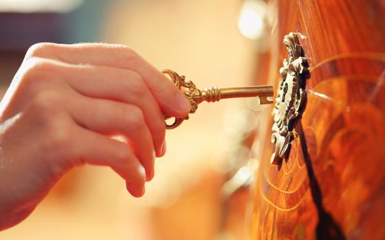Turn of the golden key (Dreamstime/Konstantin Sutyagin)
