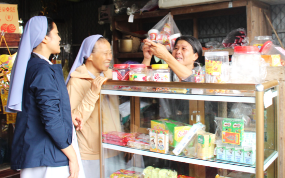 St. Paul de Chartres Srs. Marie Claire Tran Thi Tuyet (left) and Marie Monique Nguyen Thi Thanh talk with Teresa Nguyen Thi Duoc at her home in Da Nang on April 17, 2026. (Joachim Pham)