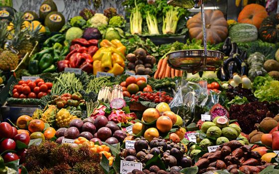 Frutis and vegetables for sale in a market (RNS/Unsplash/ja ma)