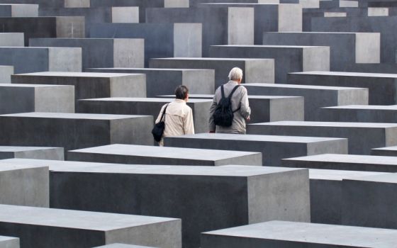 A couple walks through the Memorial to the Murdered Jews of Europe in Berlin. (Wikimedia Commons)