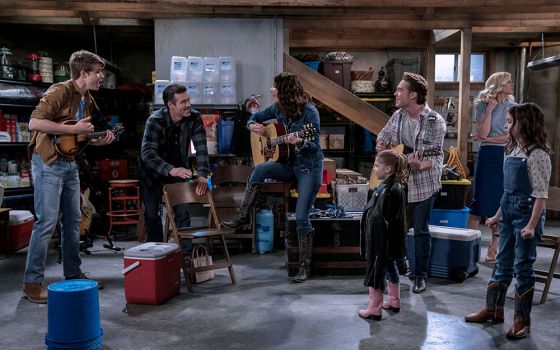 From left: Jamie Martin Mann as Brody, Eddie Cibrian as Beau, Katharine McPhee as Bailey, Pyper Braun as Chloe, Ricardo Hurtado as Tuck, Janet Varney as Summer, and Shiloh Verrico as Cassidy in the first episode of "Country Comfort" (Netflix © 2021)
