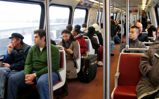 Riders on the D.C. Metro (Wikimedia Commons/AudeVivere)