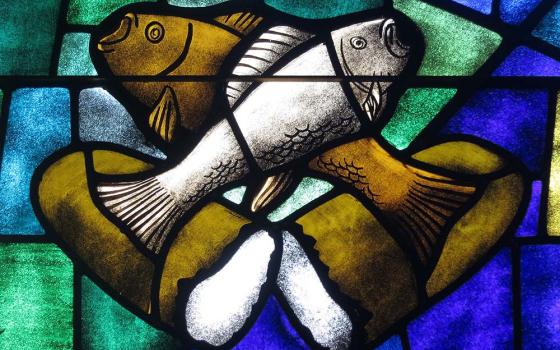 Loaves and fishes in stained glass (Wikimedia Commons/Nheyob)