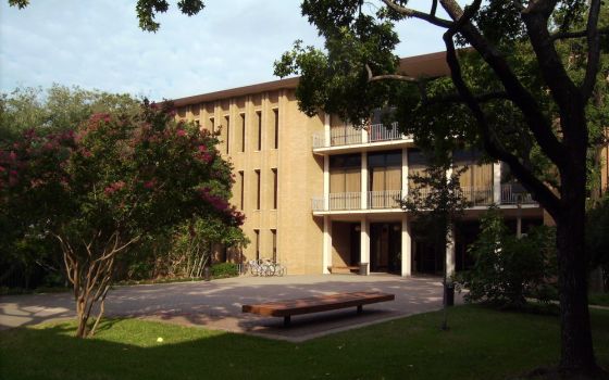 Braniff Graduate Center on the campus of the University of Dallas (Wikimedia Commons/Wissembourg)