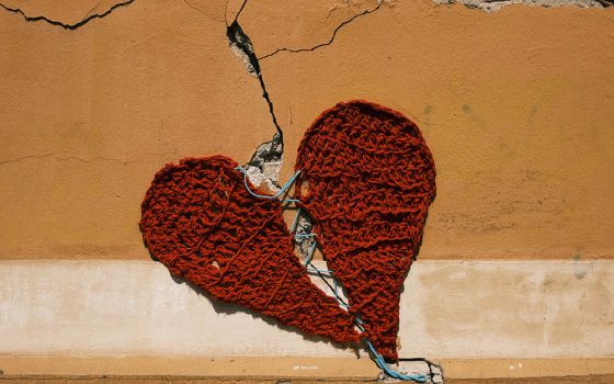 Heart on a cracked wall (Unsplash/Ante Gudelj)