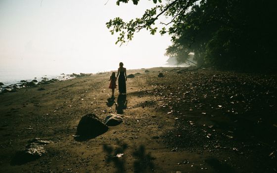 Mother and child walking (Unsplash/Anton Luzhkovsky)