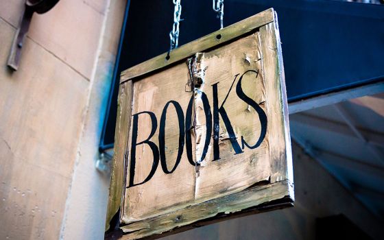 Bookstore sign (Unsplash/Cesar Viteri)