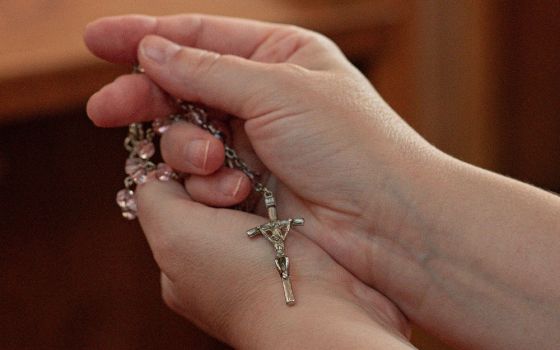 Praying the rosary (Unsplash/Dolina Modlitwy)