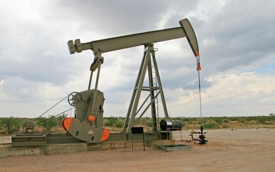 A Permian Basin oil well in New Mexico (Dreamstime/Pancaketom)