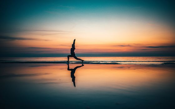 Yoga (Unsplash/Raimond Klavins)